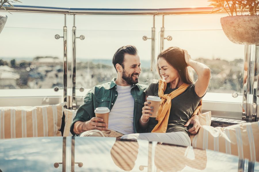 Frau und Mann trinken Kaffee