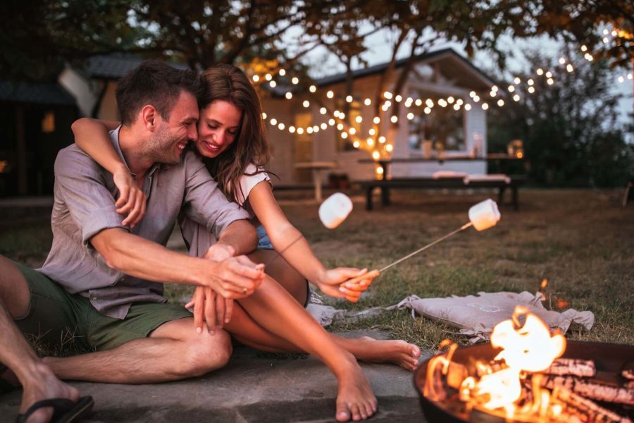 Paar sitzt romantisch am Lagerfeuer