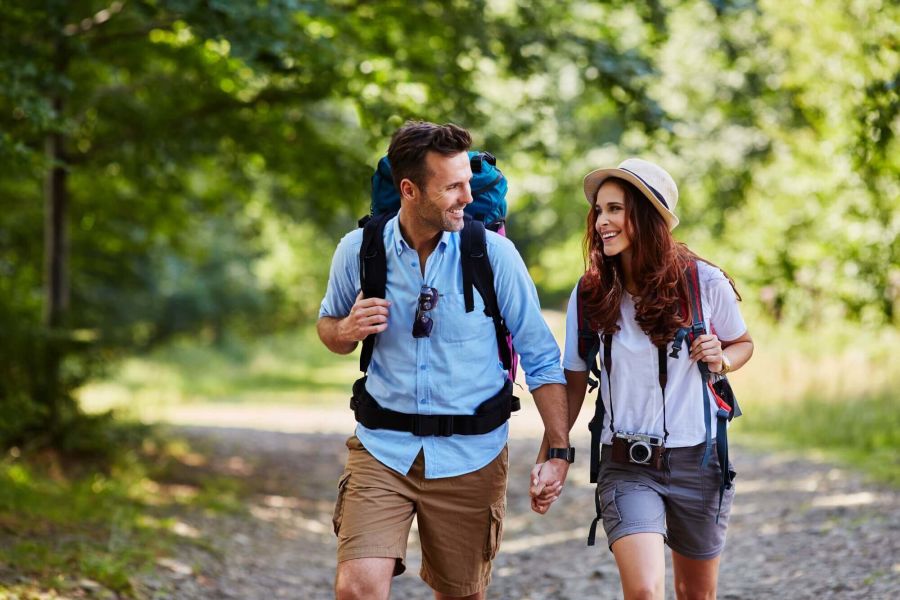 Paar geht zusammen wandern